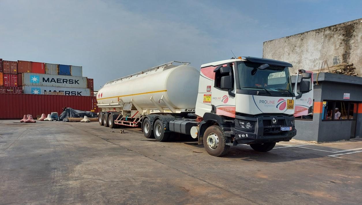 Camion-citerne Proline devant des conteneurs Maersk